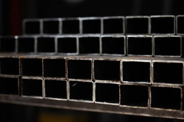 İnşaat malzemeleri ve kaynak işleri için kare çelik tüpler profili veya borular yığını