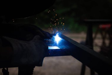 Kaynakçı, mig veya tig kaynakçı, zanaatkar, teknik çelik sanayi, kaynak tabancasından güzel kıvılcımlar, fabrikadaki çelik kaynakçı