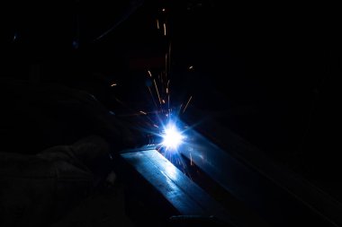 Kaynakçı, mig veya tig kaynakçı, zanaatkar, teknik çelik sanayi, kaynak tabancasından güzel kıvılcımlar, fabrikadaki çelik kaynakçı