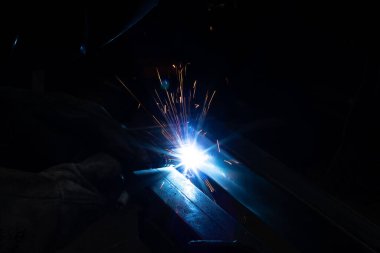 Kaynakçı, mig veya tig kaynakçı, zanaatkar, teknik çelik sanayi, kaynak tabancasından güzel kıvılcımlar, fabrikadaki çelik kaynakçı
