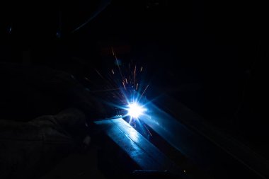 Kaynakçı, mig veya tig kaynakçı, zanaatkar, teknik çelik sanayi, kaynak tabancasından güzel kıvılcımlar, fabrikadaki çelik kaynakçı