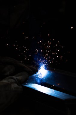 Kaynakçı, mig veya tig kaynakçı, zanaatkar, teknik çelik sanayi, kaynak tabancasından güzel kıvılcımlar, fabrikadaki çelik kaynakçı