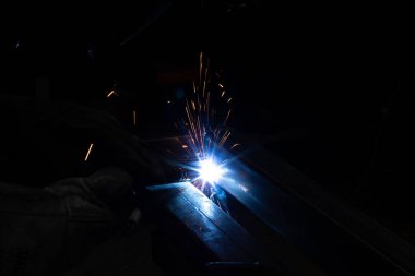 Kaynakçı, mig veya tig kaynakçı, zanaatkar, teknik çelik sanayi, kaynak tabancasından güzel kıvılcımlar, fabrikadaki çelik kaynakçı