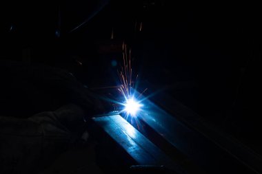 Kaynakçı, mig veya tig kaynakçı, zanaatkar, teknik çelik sanayi, kaynak tabancasından güzel kıvılcımlar, fabrikadaki çelik kaynakçı