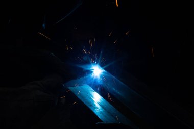 Kaynakçı, mig veya tig kaynakçı, zanaatkar, teknik çelik sanayi, kaynak tabancasından güzel kıvılcımlar, fabrikadaki çelik kaynakçı