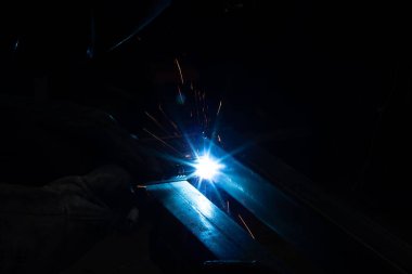 Kaynakçı, mig veya tig kaynakçı, zanaatkar, teknik çelik sanayi, kaynak tabancasından güzel kıvılcımlar, fabrikadaki çelik kaynakçı