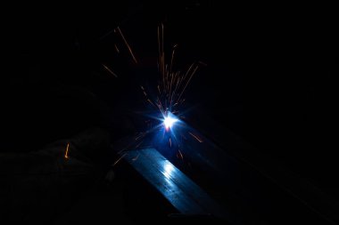 Kaynakçı, mig veya tig kaynakçı, zanaatkar, teknik çelik sanayi, kaynak tabancasından güzel kıvılcımlar, fabrikadaki çelik kaynakçı