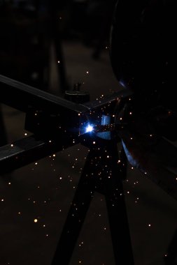 Kaynakçı, mig veya tig kaynakçı, zanaatkar, teknik çelik sanayi, kaynak tabancasından güzel kıvılcımlar, fabrikadaki çelik kaynakçı