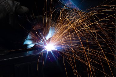 Kaynakçı, mig veya tig kaynakçı, zanaatkar, teknik çelik sanayi, kaynak tabancasından güzel kıvılcımlar, fabrikadaki çelik kaynakçı