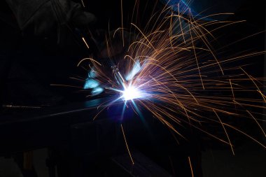 Kaynakçı, mig veya tig kaynakçı, zanaatkar, teknik çelik sanayi, kaynak tabancasından güzel kıvılcımlar, fabrikadaki çelik kaynakçı
