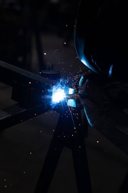 Kaynakçı, mig veya tig kaynakçı, zanaatkar, teknik çelik sanayi, kaynak tabancasından güzel kıvılcımlar, fabrikadaki çelik kaynakçı