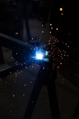 Kaynakçı, mig veya tig kaynakçı, zanaatkar, teknik çelik sanayi, kaynak tabancasından güzel kıvılcımlar, fabrikadaki çelik kaynakçı