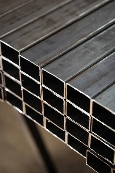 Stapel Von Quadratischen Stahlrohren Oder Rohren Für Baumaterialien Und Schweißarbeiten — Stockfoto