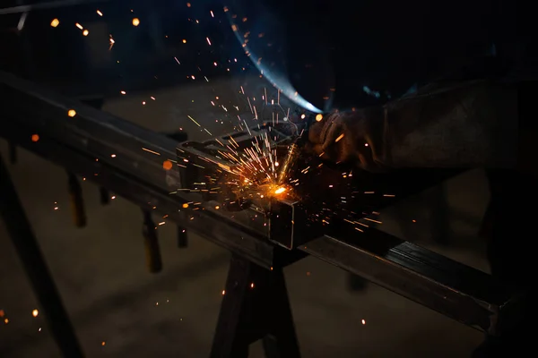 Schweißer Mig Oder Tig Schweißen Handwerker Errichtung Von Technischen Stahl — Stockfoto