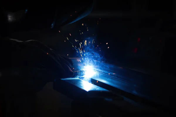 夹具或针头焊机 安装技术钢工业 焊枪喷出的火花 工厂技术中的钢焊机 — 图库照片