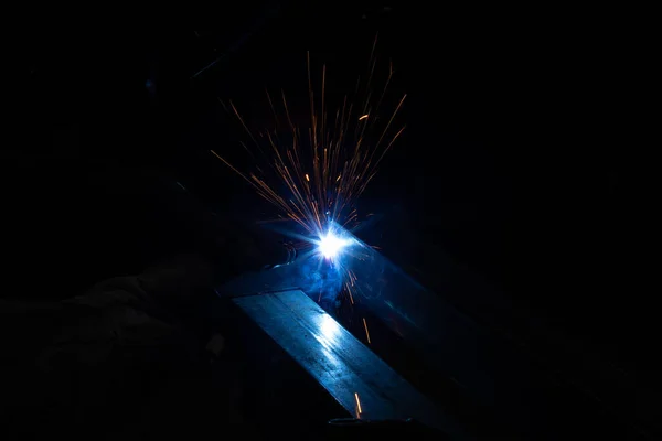 夹具或针头焊机 安装技术钢工业 焊枪喷出的火花 工厂技术中的钢焊机 — 图库照片