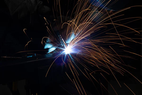 Soldador Mig Tig Soldagem Artesão Erigindo Aço Técnico Industrial Faíscas — Fotografia de Stock