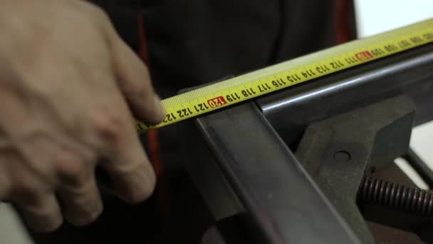 Metal Boru Profillerini Kaynak Yapmadan Önce Atölye Fabrikasında Ölçüm Yapmak — Stok video