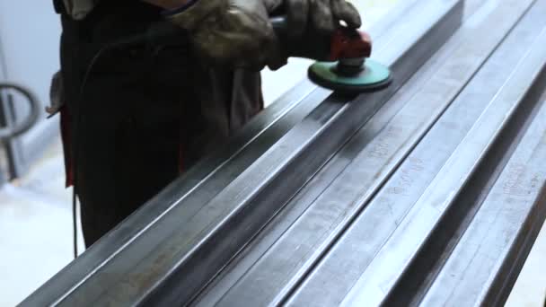 Pracovník Čistí Ocelový Profil Trubek Odstraňuje Rez Další Nečistoty Kovu — Stock video