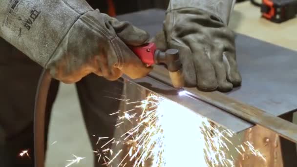 Arbeiter Schneiden Bleche Mit Einem Plasmaschneider Wobei Sie Die Metalllinie — Stockvideo