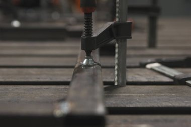 Kaynak işlemi için çelik kare boru profilini tutan klemp