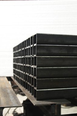 İnşaat malzemeleri ve kaynak işleri için kare metal borular ya da borular yığını. Sektör arkaplanı
