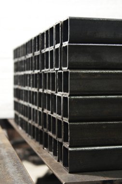 İnşaat malzemeleri ve kaynak işleri için kare metal borular ya da borular yığını. Sektör arkaplanı