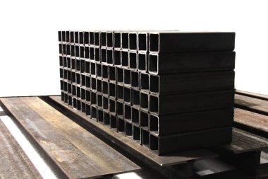 İnşaat malzemeleri ve kaynak işleri için kare metal borular ya da borular yığını. Sektör arkaplanı
