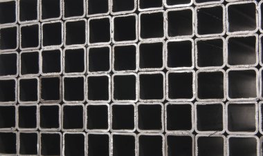 İnşaat malzemeleri ve kaynak işleri için kare metal borular ya da borular yığını. Sektör arkaplanı