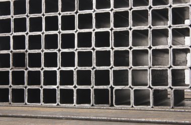 İnşaat malzemeleri ve kaynak işleri için kare metal borular ya da borular yığını. Sektör arkaplanı