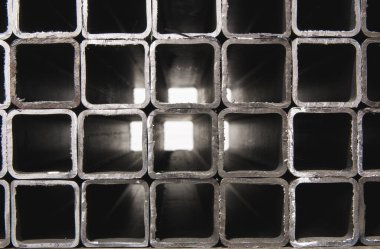 İnşaat malzemeleri ve kaynak işleri için kare metal borular ya da borular yığını. Sektör arkaplanı