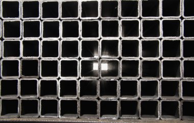 İnşaat malzemeleri ve kaynak işleri için kare metal borular ya da borular yığını. Sektör arkaplanı