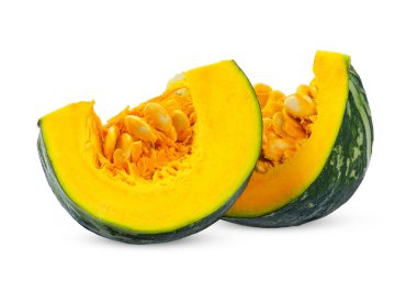 Beyaz arka planda izole edilmiş dilimlenmiş balkabağı. kabak kırpma yolu.                               