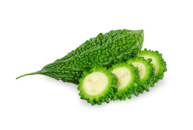 Beyaz arka planda dilimlenmiş acı kabak. acı kabak kırpma yolu.