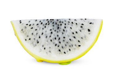 Dilimlenmiş sarı ejder meyvesi beyaz arka planda izole edilmiş. ejderha meyve kırpma yolu.