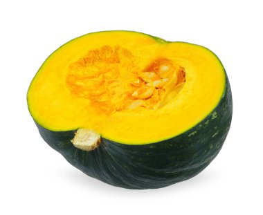 Kesme yolu ile beyaz arkaplanda yarım dilim balkabağı izole.