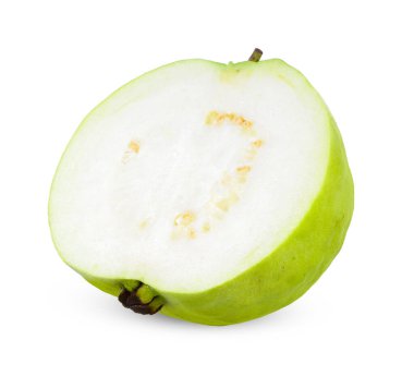 Guava meyvelerinin yarısı beyaz arka planda izole edilmiş. Guava kırpma yolu.                                   