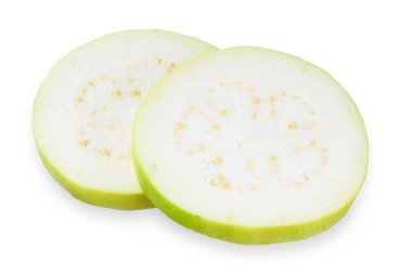 Beyaz arka planda izole edilmiş Guava meyvesi dilimleri. Guava kırpma yolu.
