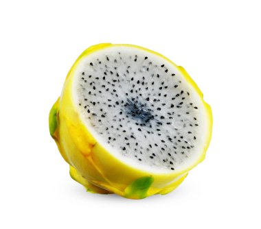 Sarı ejder meyvelerinin yarısı beyaz arka planda izole edilmiş. ejderha meyve kırpma yolu