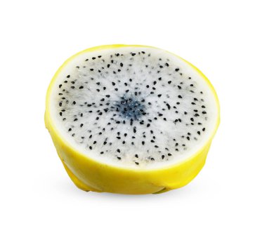 Sarı ejder meyvelerinin yarısı beyaz arka planda izole edilmiş. ejderha meyve kırpma yolu.