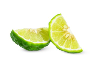 Beyaz arka planda izole edilmiş Bergamot dilimleri. bergamot kırpma yolu