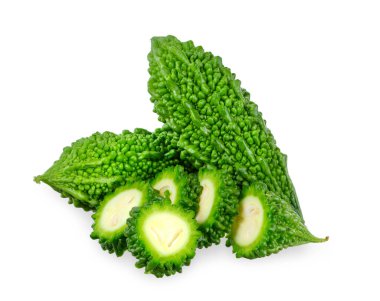 Beyaz arka planda dilimlenmiş acı kabak. acı kabak kırpma yolu.                              