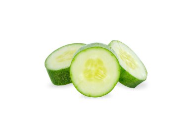 Dilimlenmiş salatalık beyaz arka planda izole edilmiş. salatalık kırpma yolu                    