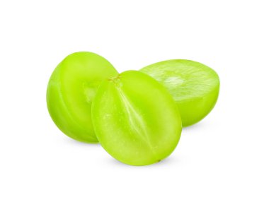 Beyaz arka planda izole edilmiş yeşil üzüm meyvesi. Üzüm kırpma yolu