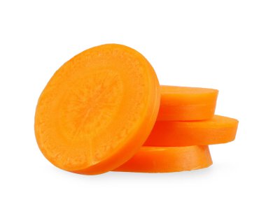 Dilimlenmiş havuç sebzesi beyaz arka planda izole edilmiş. Havuç kesme yolu                                                              