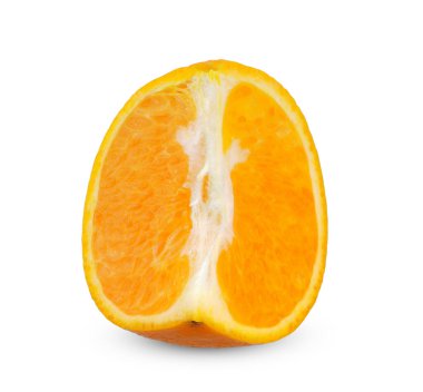 Dilimlenmiş portakal meyvesi beyaz arka planda izole edilmiş. turuncu kırpma yolu