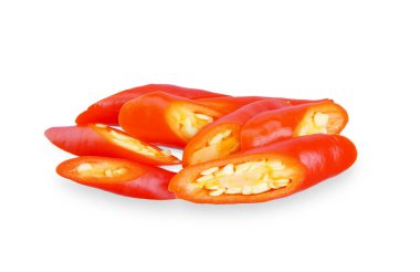 Dilimlenmiş kırmızı biber beyaz arka planda izole edilmiş. chili kırpma yolu