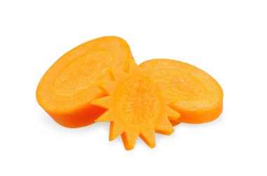 Dilimlenmiş havuç sebzesi beyaz arka planda izole edilmiş. Havuç kesme yolu