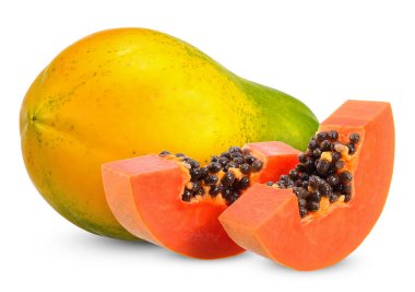 Olgun papaya ve dilimlenmiş beyaz arka plan. papaya kırpma yolu