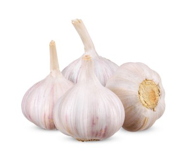 Sarımsak beyaz arka planda izole edilmiş. Sarımsak toplama yolu